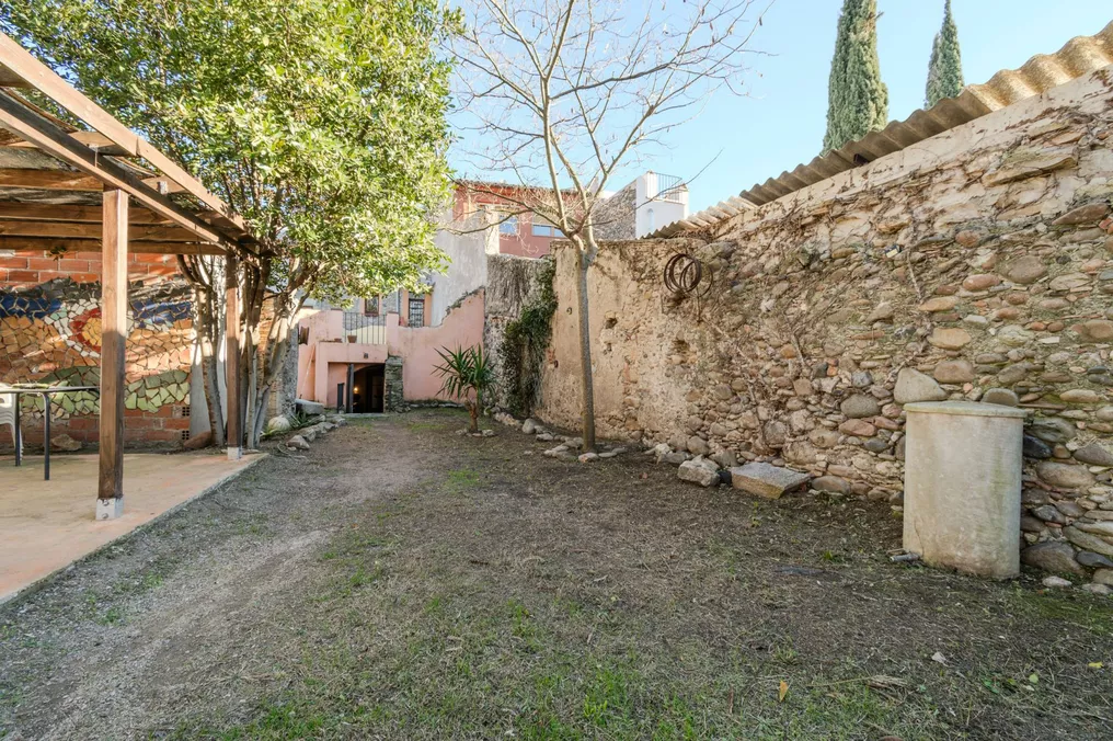 Casa de pueblo rústica con patio encantador