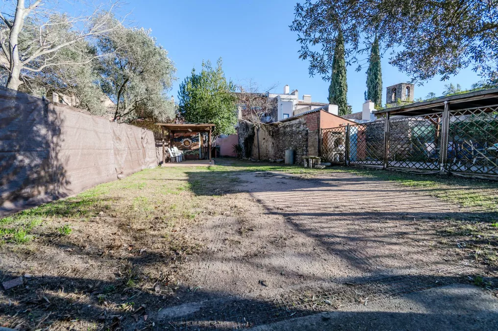 Casa de pueblo rústica con patio encantador