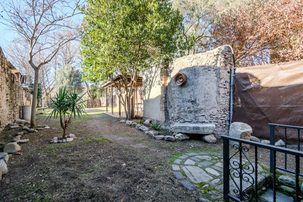 Casa de poble rústica amb pati encantador