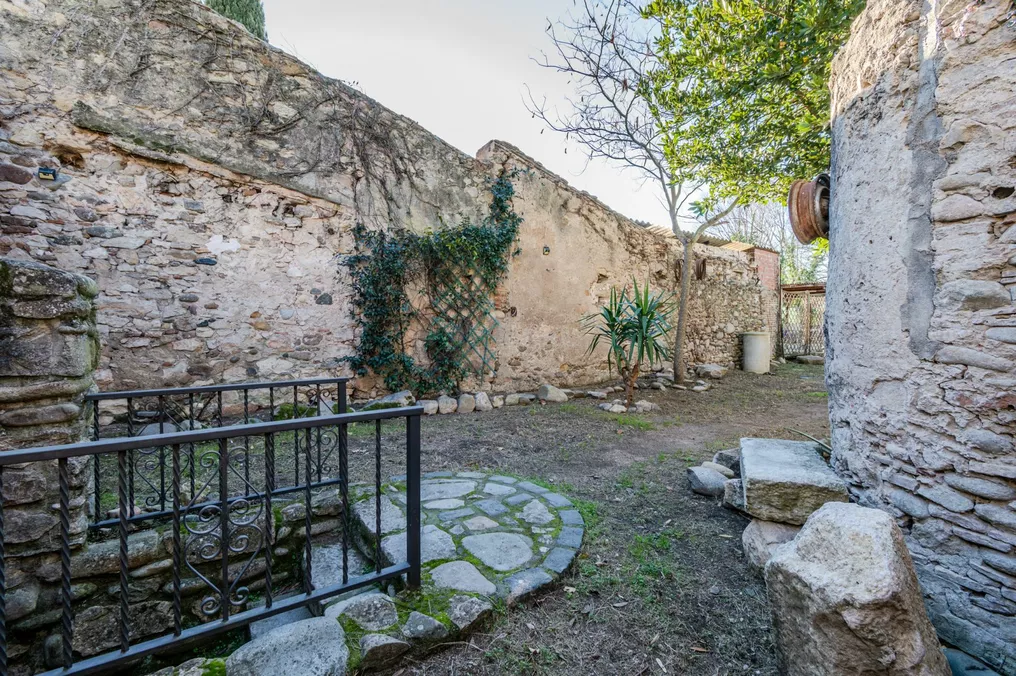 Casa de pueblo rústica con patio encantador