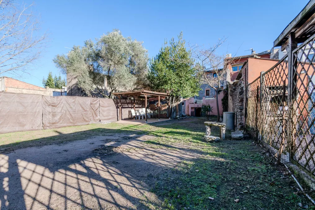 Casa de poble rústica amb pati encantador